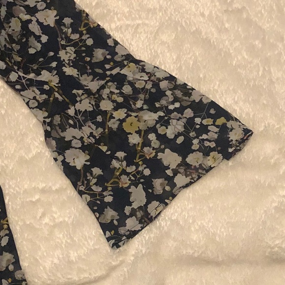 Floral Bell sleeved flowy blouse - Picture 3 of 4